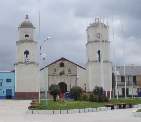 ferrocarril junto a la parroquia de junin